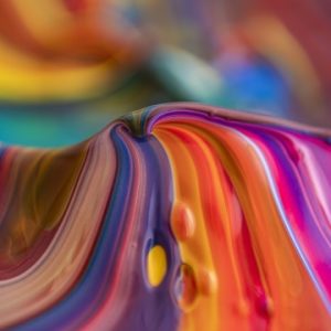 Adaptación en la adversidad Participantes en una sesión práctica de autoterapia explorando técnicas de crecimiento persona